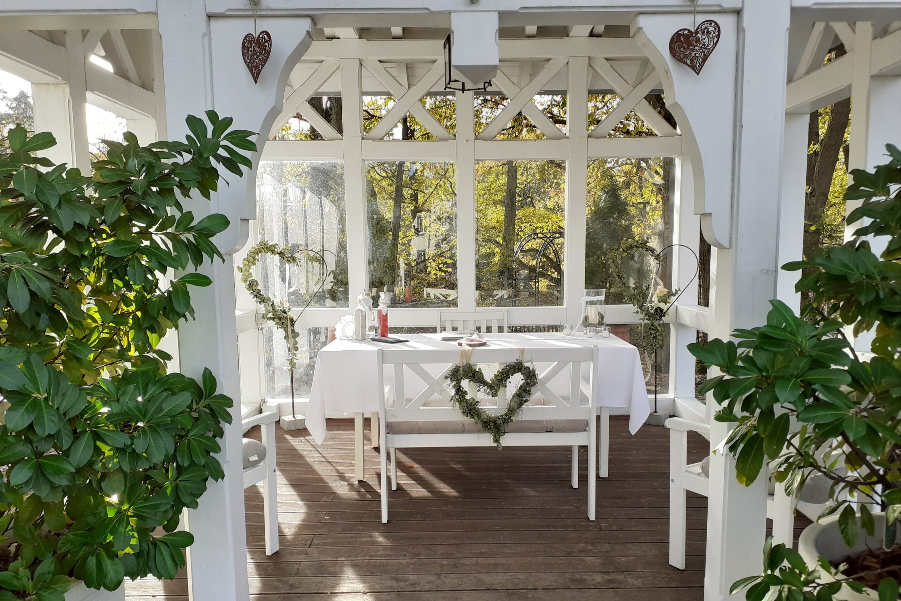 Blick in einen für eine Hochzeit geschmückten Pavillon der Stadt Rheinbach