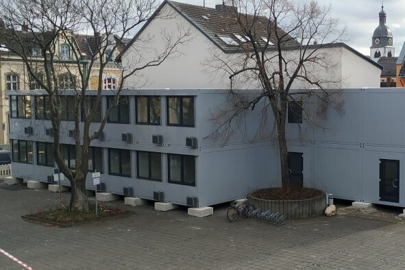 Mehrere Bürocontainer während der Renovierung des Rathauses
