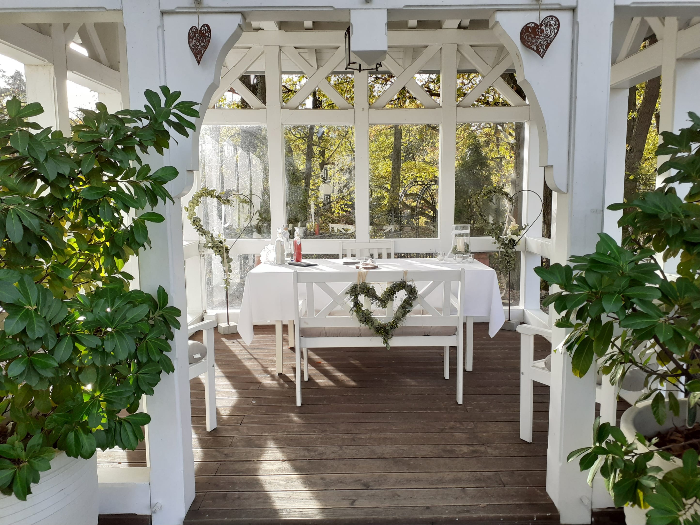 Blick in einen für eine Hochzeit geschmückten Pavillon der Stadt Rheinbach
