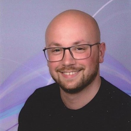 Kevin Peterle - Turnhalle - pädagogischer Mitarbeiter, Fachkraft für Gesundheits- und Bewegungsförderung Portrait von Kevin Peterle von Stadt Rheinbach