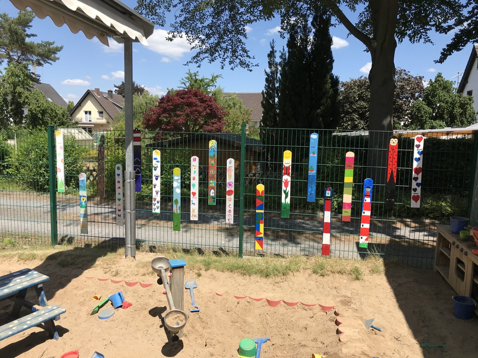 Außengelände der Kita Lummerland der Stadt Rheinbach mit Sandkasten