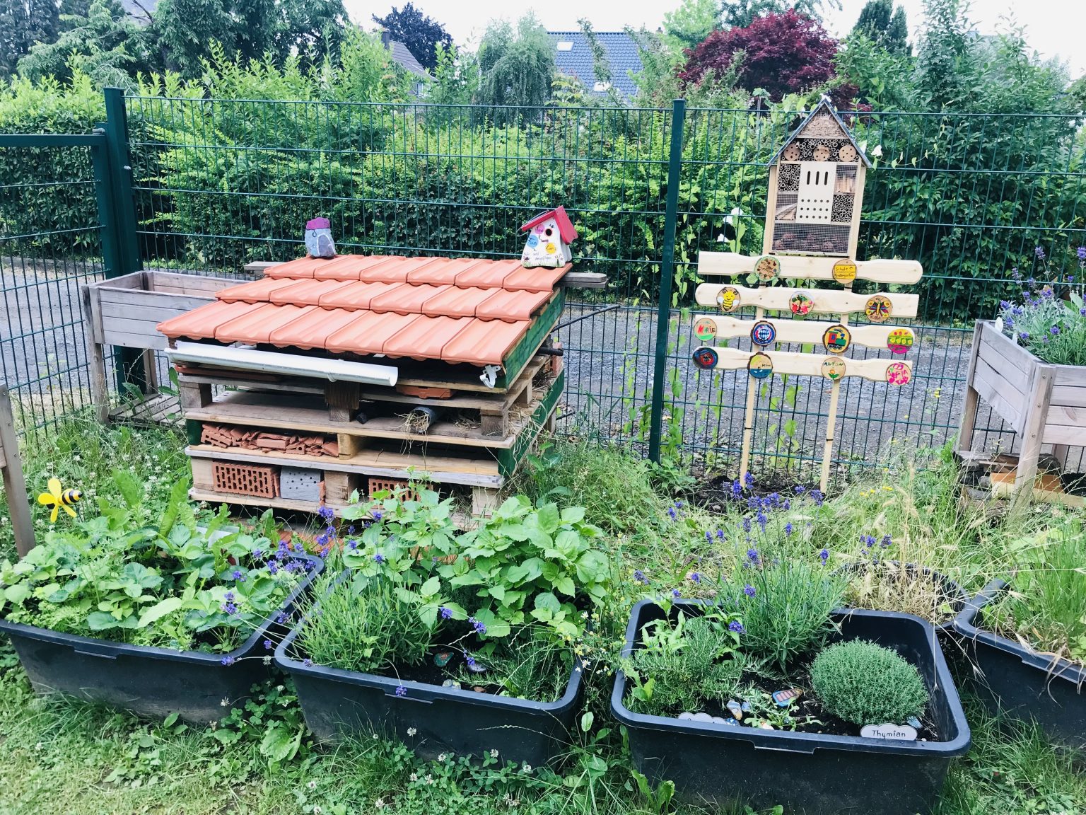 Kleiner Garten mit Insektenhotel  in der Kita Lummerland der Stadt Rheinbach