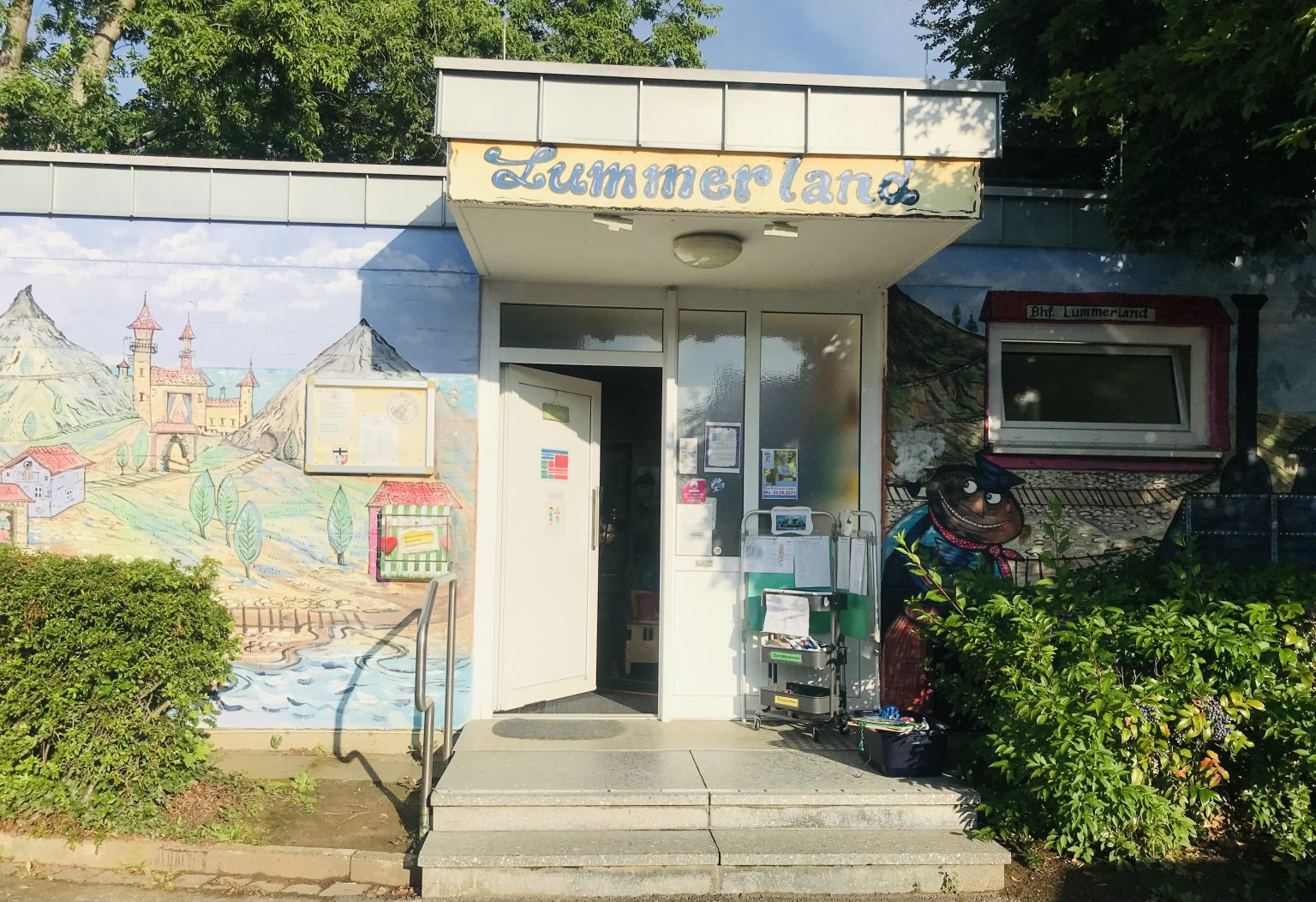 Eingangsbereich der Kita Lummerland der Stadt Rheinbach von außen