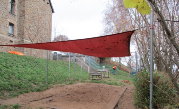 Sandkasten mit Sonnensegel der Kita Schatzinsel der Stadt Rheinbach