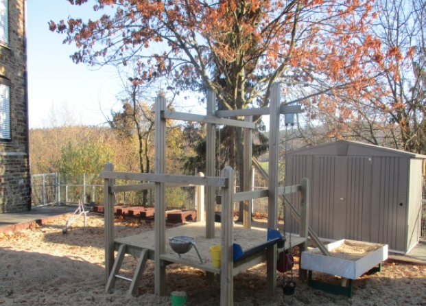 Garten mit Klettergerüst der Kita Schatzinsel der Stadt Rheinbach