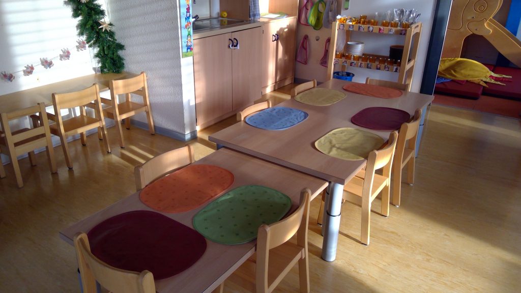 Eßbereich mit Tischen und Stühlen der Kita Schatzinsel der Stadt Rheinbach