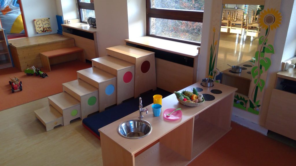 Gruppenraum mit Spielsachen und einer Kinderküche der Kita Schatzinsel der Stadt Rheinbach