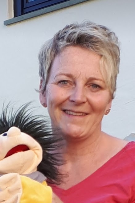 Ein Portrait von Judith Renner die eine Handpuppe hält von der Kita Schatzinsel der Stadt Rheinbach