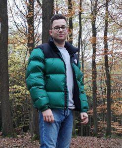 Aaron Saterdag von der Kita Schatzinsel der Stadt Rheinbach in einem Wald