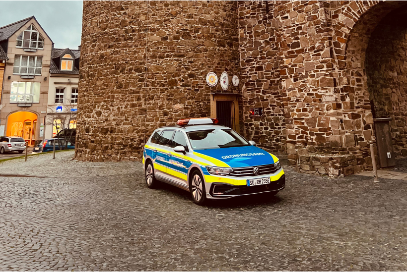 Ein Polizeiauto steht vor dem Wasemer Turm in Rheinbach